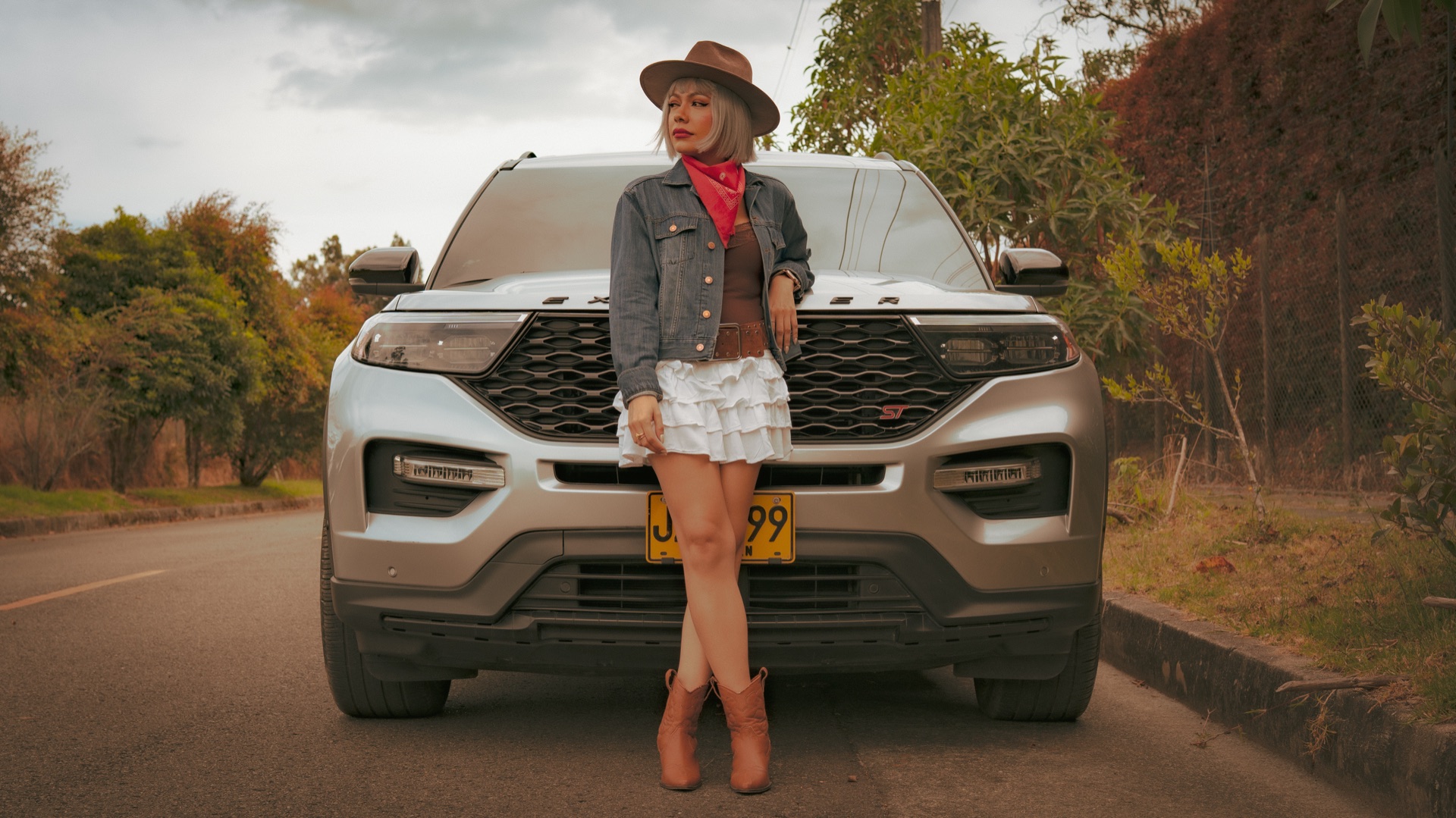 María Alejandra Tavera frente a Ford Explorer ST — Petite Driver