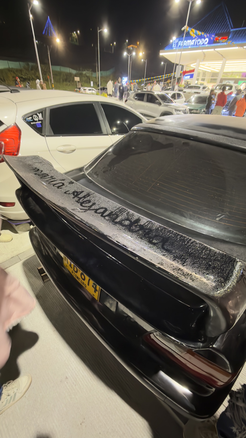 BMW E36 325 — Detalle personalizado 'María Alejandra' sobre el alerón trasero.