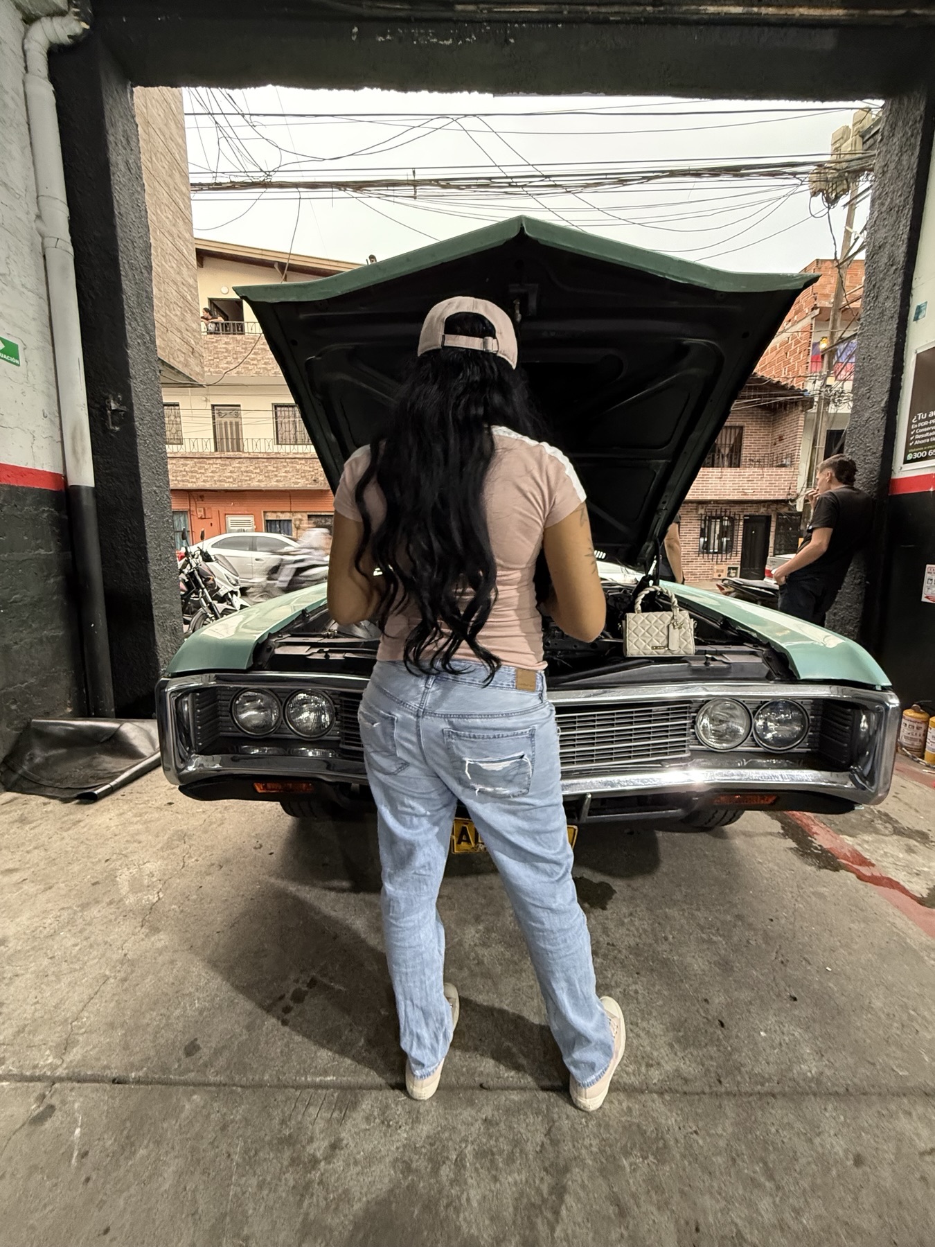 Chevrolet Impala — Revisando cada detalle mecánico bajo el capó verde menta.