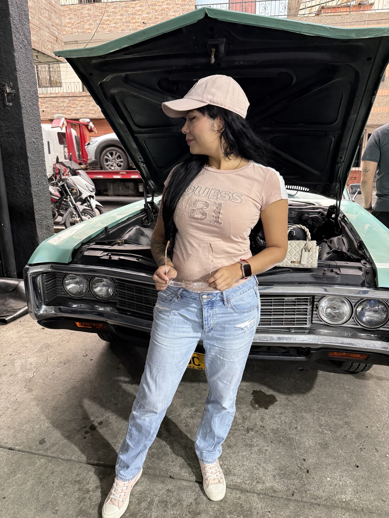 Junto al clásico Chevrolet Impala V8 en taller — @petitedriver