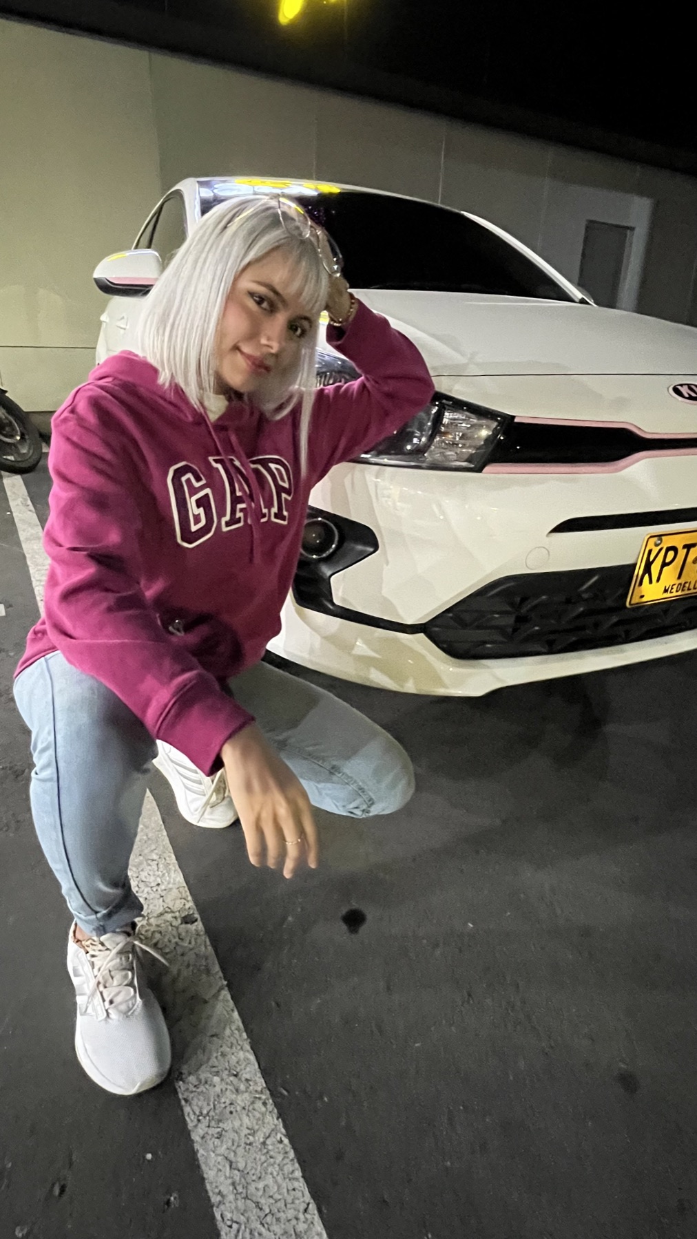 Kia Rio Vibrant — Acentos rosas en parrilla y emblema: sello personal Petite Driver.