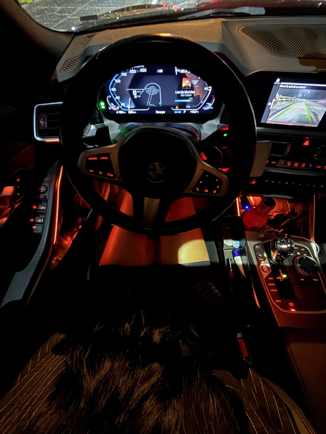 BMW M340i xDrive — Cabina encendida de noche lista para salir a carretera.