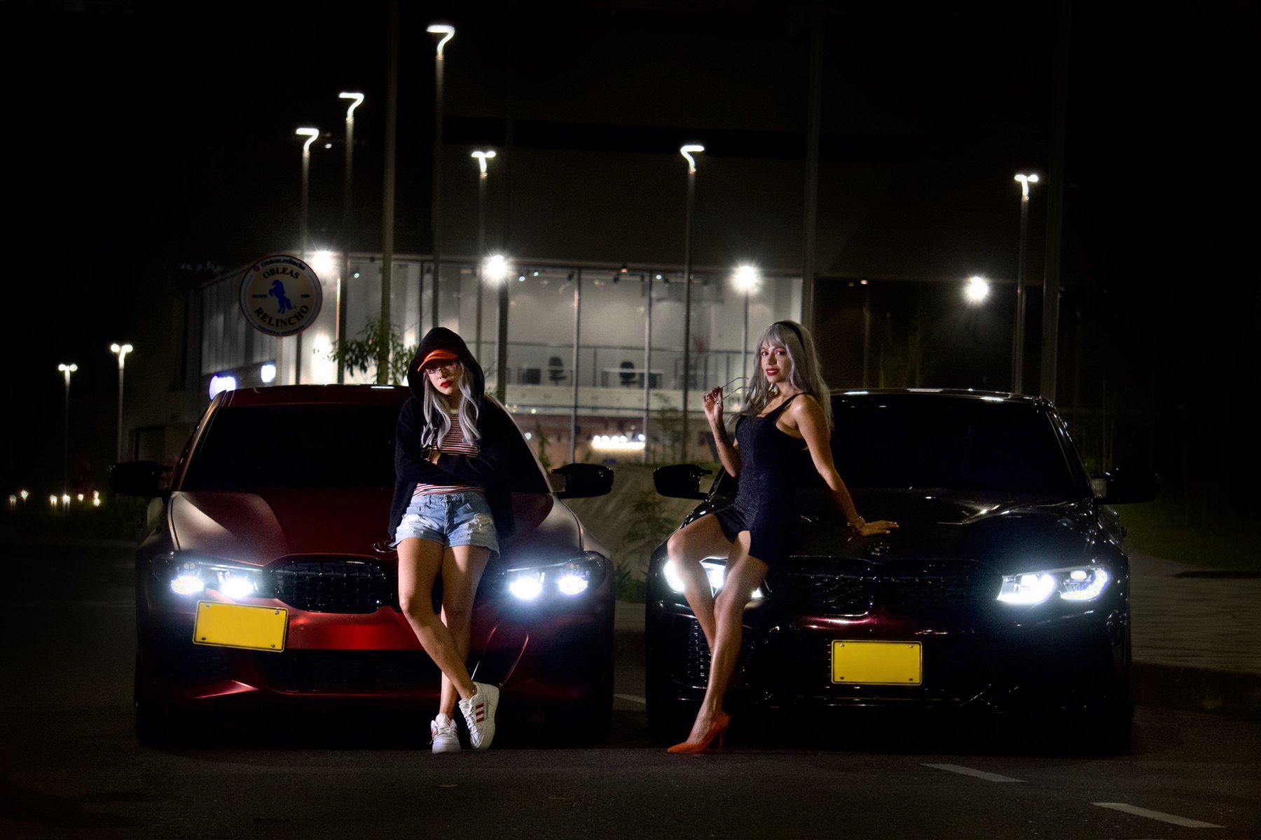BMW M4 y BMW M340i bajo las luces de la ciudad